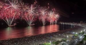 réveillon nas principais praias do Brasil com fogos em Copacabana