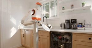 robôs socialmente conscientes auxiliando em tarefas domésticas em uma cozinha