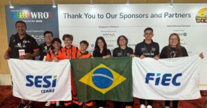 Estudantes do SESI Ceará comemoram medalha de bronze na Mundial de Robótica em Singapura ao lado de treinadores.