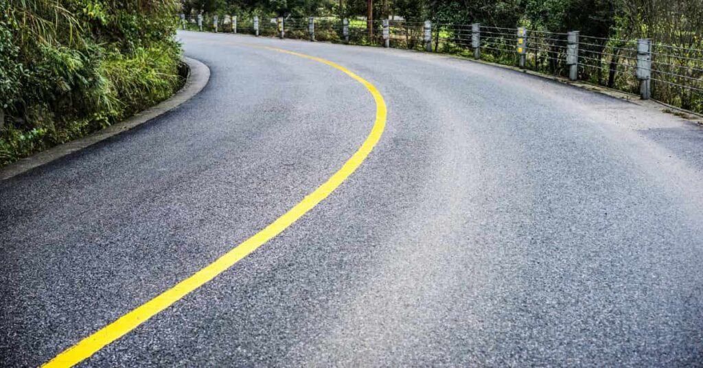 Asfalto autorreparador aplicado em estrada moderna e sustentável.