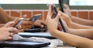 Insper veta celular para alunos em sala de aula da graduação