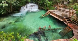 Atrativos do Jalapão com dunas alaranjadas e vegetação do cerrado