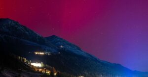 aurora boreal na Europa iluminando o céu noturno