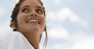 Mulher em momento de tranquilidade representando a campanha de Janeiro Branco e o cuidado com a saúde mental