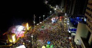 Carnaval mais buscado no Brasil reúne multidão no circuito Barra-Ondina, em Salvador, durante a folia noturna
