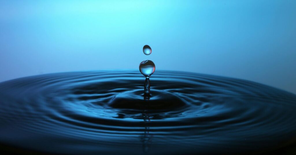 curiosidades da água reveladas no impacto de uma gota sobre a superfície líquida