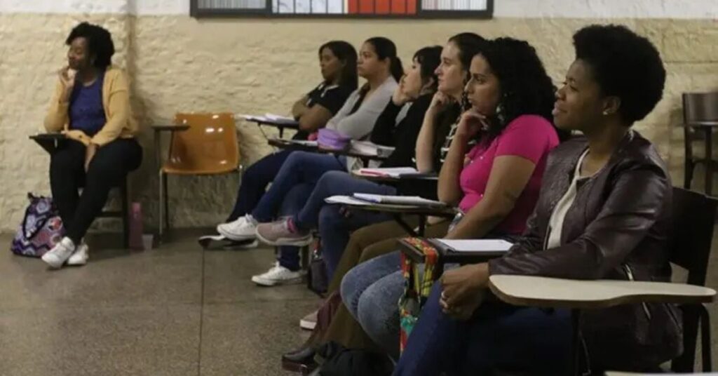 Estudantes participam de aula em cursinhos populares voltados ao acesso ao ensino superior