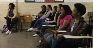 Estudantes participam de aula em cursinhos populares voltados ao acesso ao ensino superior