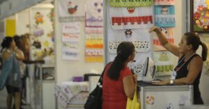 educadoras em feira de artesanato durante curso de economia criativa