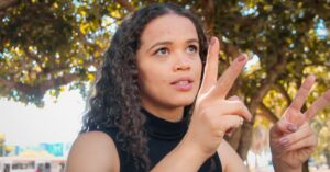 mulher utilizando Libras em aula de curso online e gratuito de Libras