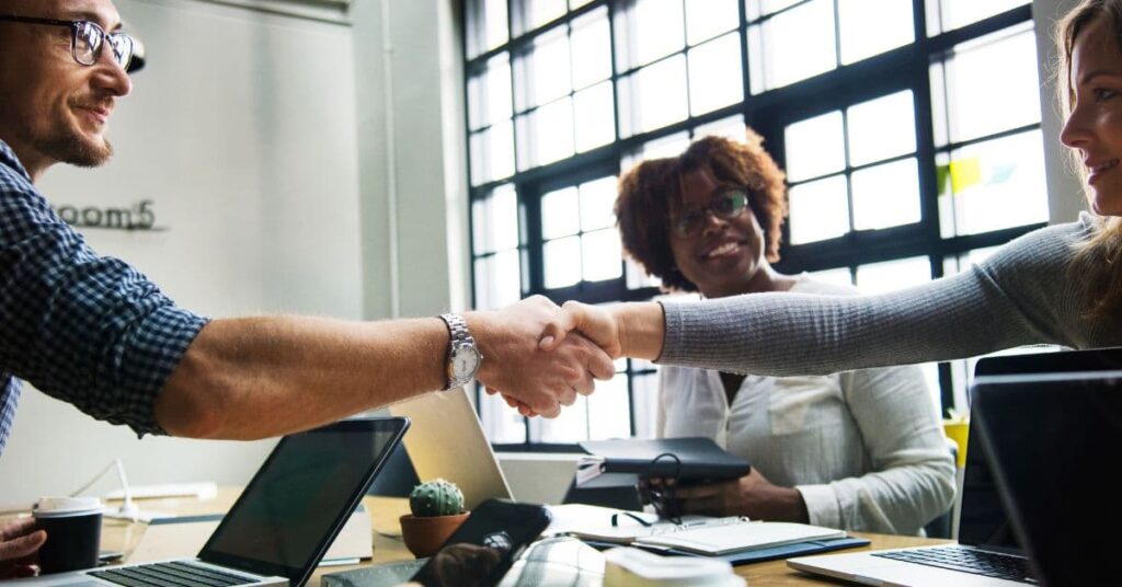 empreendedorismo no Brasil representado por parceria entre empresários