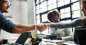 empreendedorismo no Brasil representado por parceria entre empresários