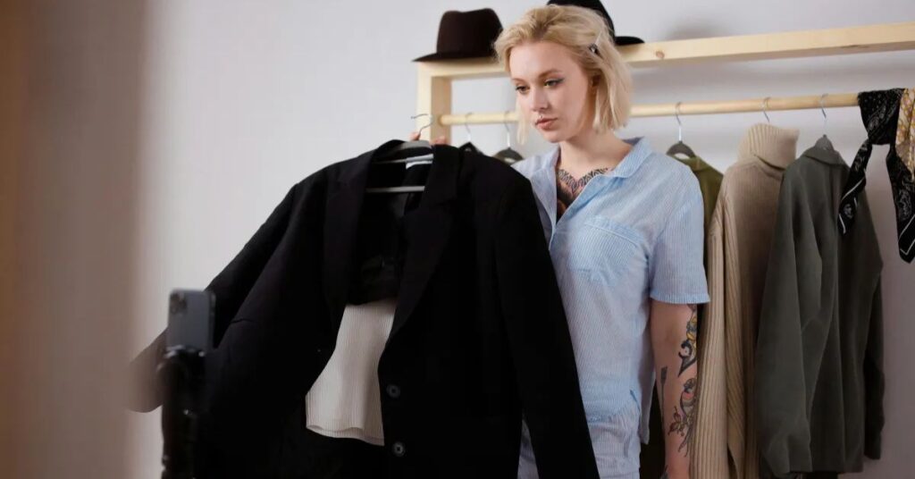 pessoa analisando roupas no guarda-roupa ao escolher estilo pessoal em 2026