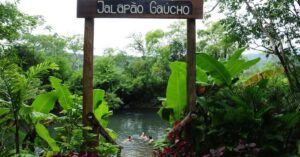 bJalapão Gaúcho em Morrinhos do Sul com rio cristalino e mata preservada.