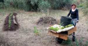 Jovens espanhóis voltam ao campo e caminham por vilarejo rural na Espanha