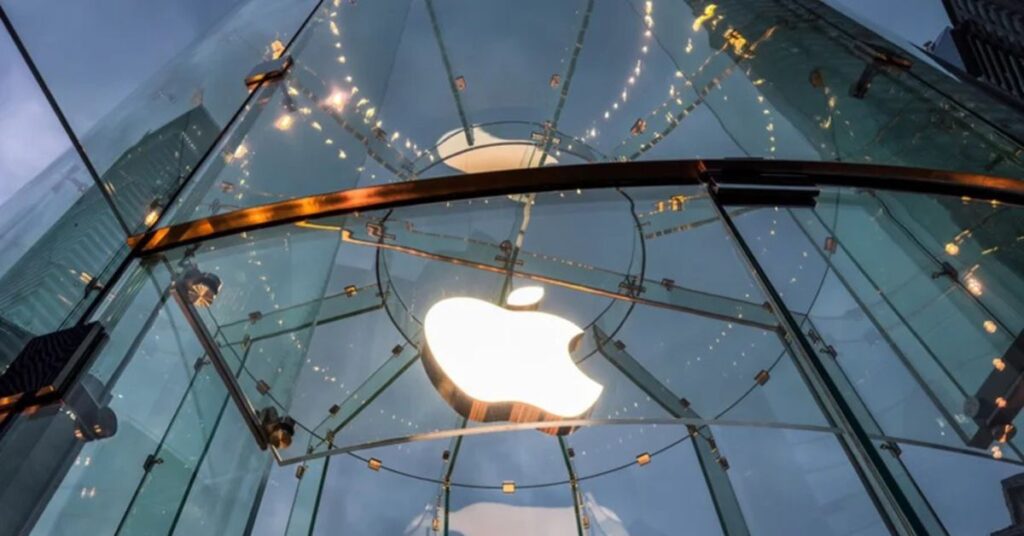 Logo da Apple em loja de vidro, símbolo das marcas mais valiosas do mundo