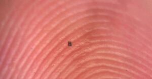 menor robô autônomo do mundo visto sobre a pele humana