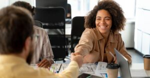 menor taxa de desemprego da história mostra trabalhadores em atividade no país