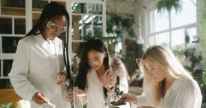 Estudantes realizam atividades em laboratório durante experiência sobre mulheres na ciência