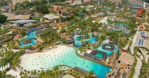 parque aquático Thermas dos Laranjais em Olímpia com piscinas e áreas verdes