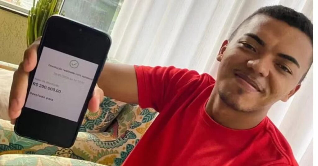 Estudante mostra comprovante de Pix recebido por engano no valor de R$ 200 mil em Goiânia