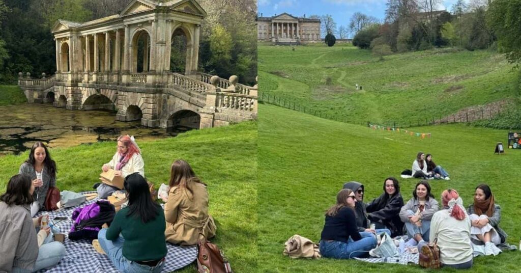 Grupo de mulheres em retiro de leitura ao ar livre em jardim histórico de Bath na Inglaterra