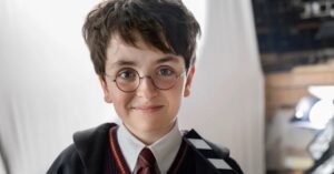 Ator caracterizado como Harry Potter durante gravações da série de Harry Potter