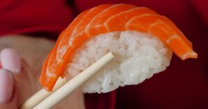sushi de salmão servido com arroz japonês