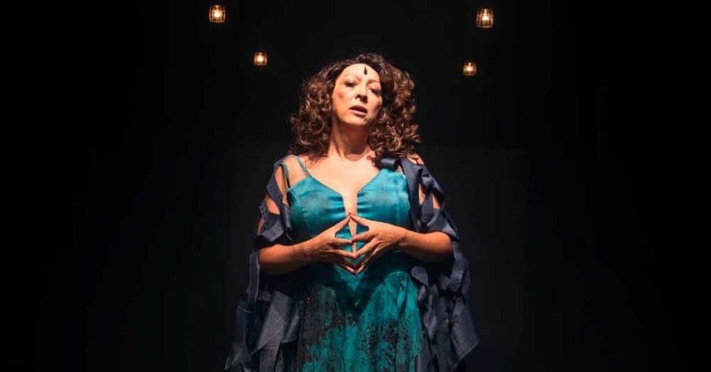 teatro trans e travesti em cena com atriz durante espetáculo em São Paulo