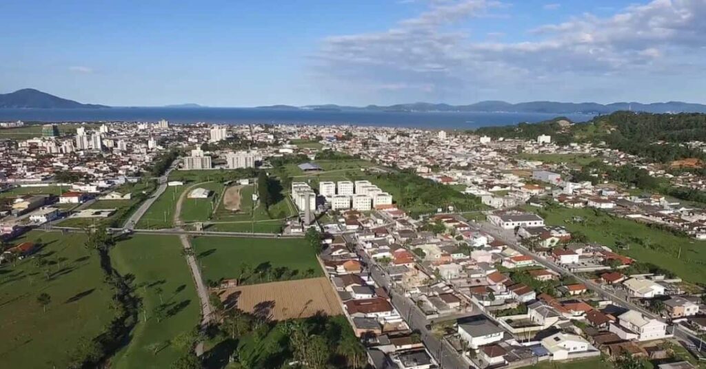 turismo em Nova Iguaçu visto do alto com áreas verdes e urbanas integradas