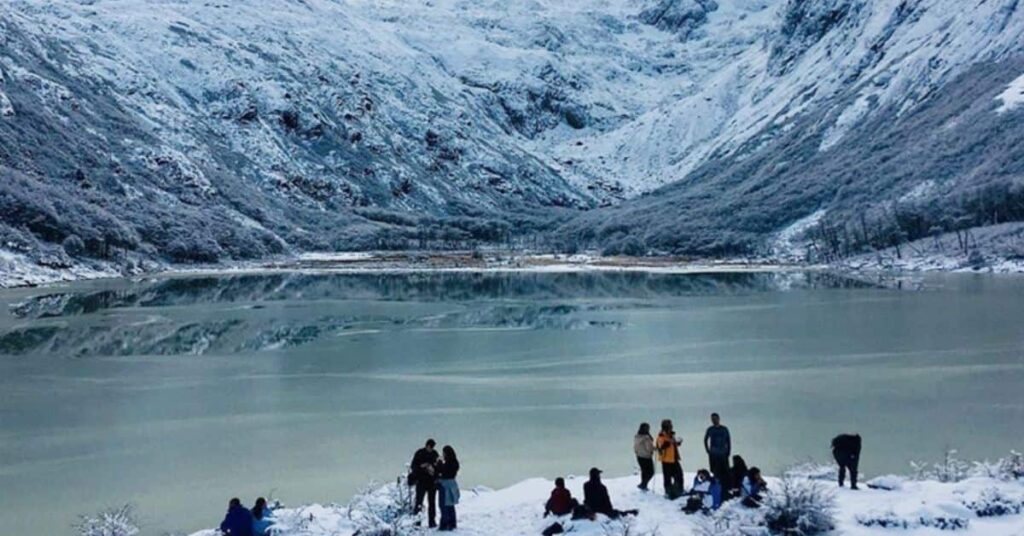 voos diretos para Ushuaia revelam a Laguna Esmeralda coberta de neve no inverno Title (título da imagem): Voos diretos para Ushuaia e a paisagem de inverno da Laguna Esmeralda
