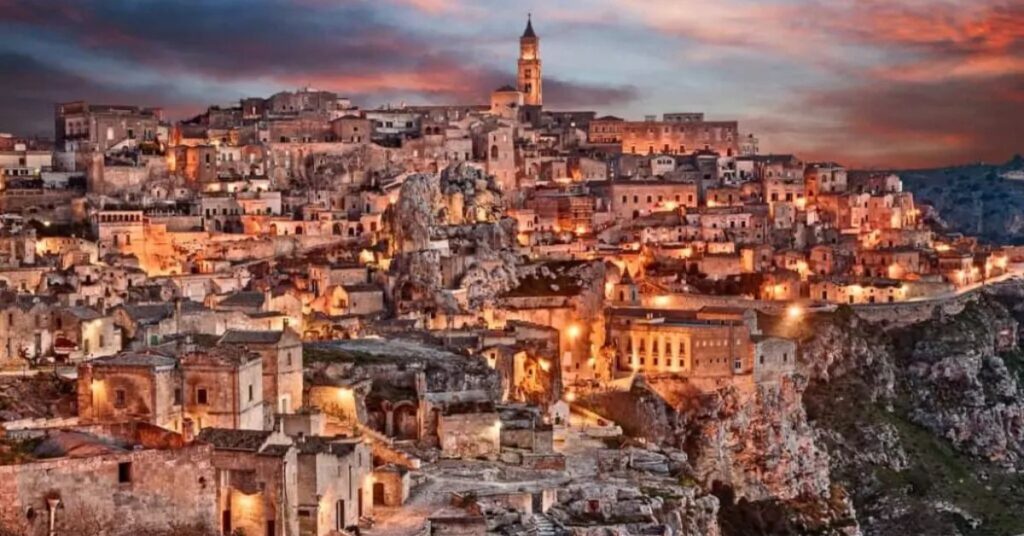 Matera iluminada ao entardecer eleita uma das 7 Maravilhas do Mundo em 2026
