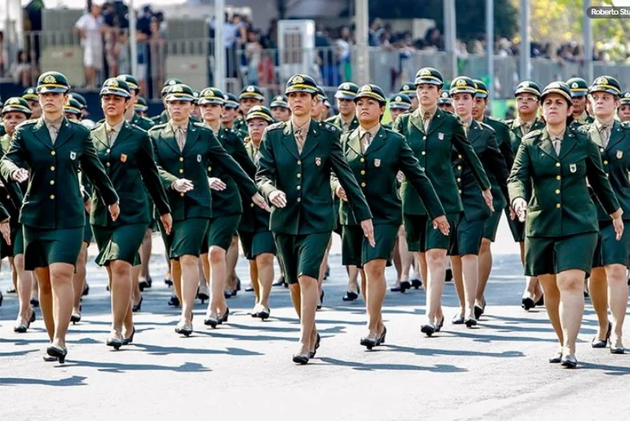 Mulheres no Exército participam da seleção do alistamento militar