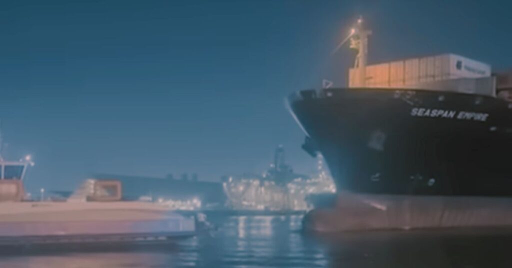 acidente no Porto de Santos com porta-contêineres Seaspan Empire e balsas no canal à noite