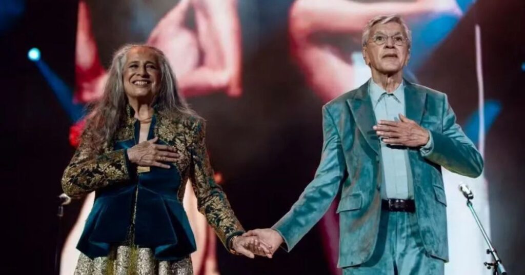 Caetano e Bethânia no palco durante apresentação ao vivo premiada no Grammy