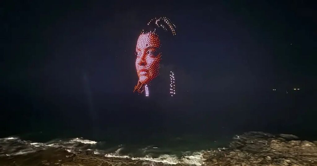 Carnaval de Salvador com drones formando rosto de Preta Gil no Farol da Barra