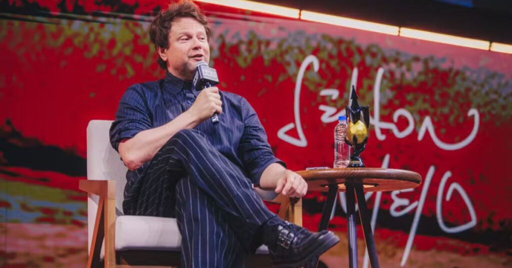 carreira de Selton Mello celebrada na CCXP25, destacando atuação, direção e novos projetos internacionais.