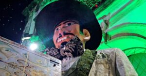 Homem da Meia-Noite durante a entrega simbólica da chave do Carnaval de Olinda