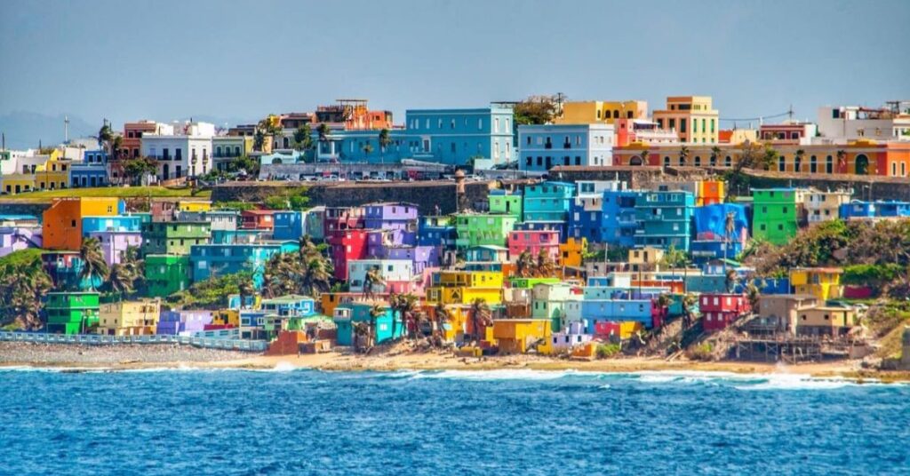 Vista da ilha de Porto Rico com casas coloridas à beira-mar em San Juan