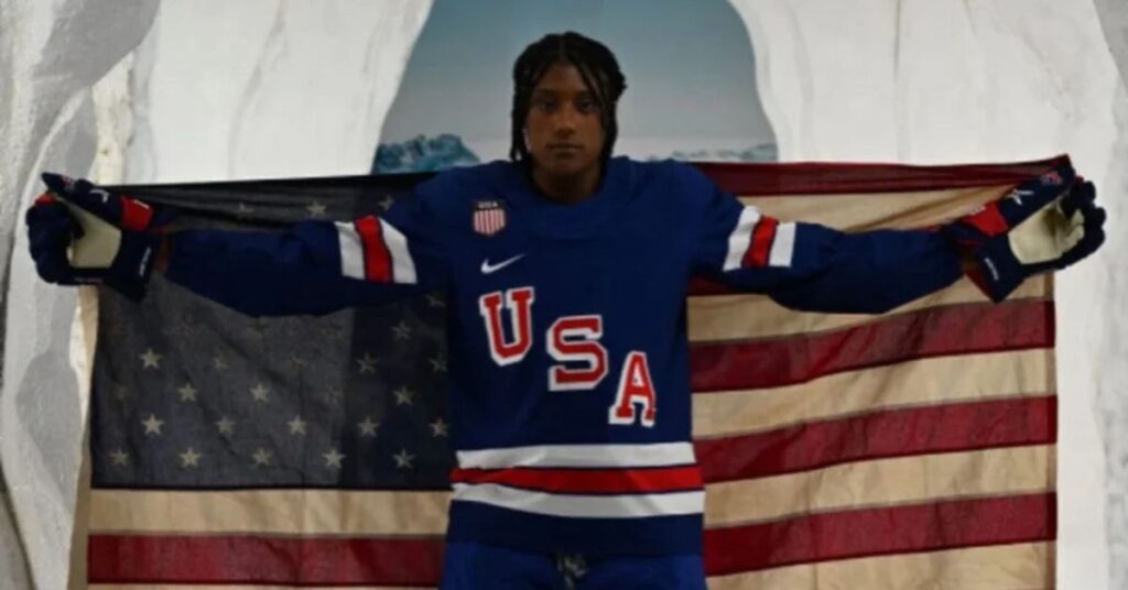 Laila Edwards com uniforme da seleção dos EUA no hóquei feminino
