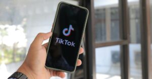 Aplicativo TikTok em smartphone representando iniciativa de letramento digital