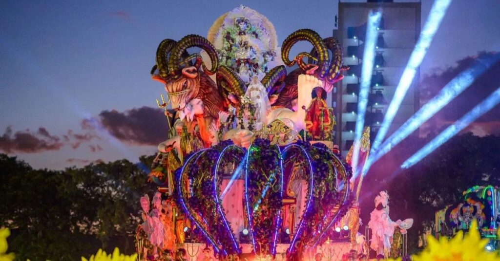 Carro alegórico representa as maiores campeãs do Carnaval de São Paulo no Sambódromo do Anhembi