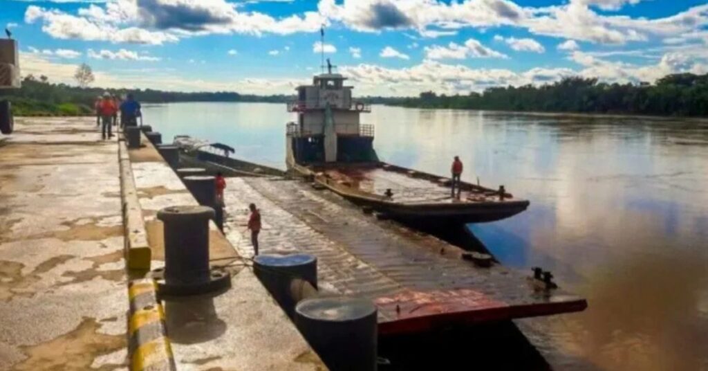 primeiro transporte multimodal entre Brasil e Peru chegando ao porto de Yurimaguas na Amazônia