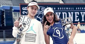 Rayssa Leal com troféu da SLS após vitória em Sydney