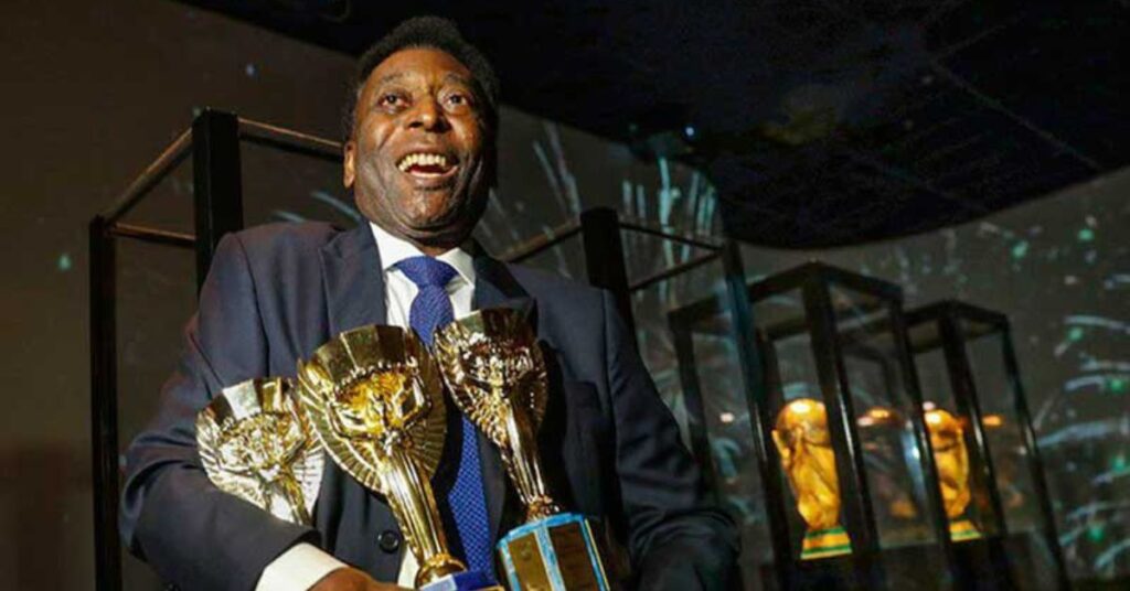 Rei Pelé segura troféus históricos em cerimônia de homenagem