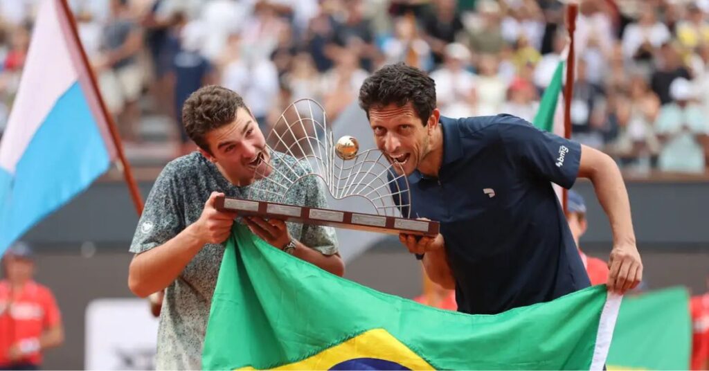 João Fonseca e Marcelo Melo celebram título nas duplas do Rio Open 2026 com bandeira do Brasil