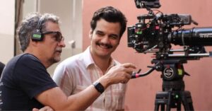 Kleber Mendonça Filho nos bastidores de O Agente Secreto após vitória no Spirit Awards