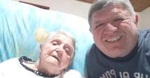 Nestor ao lado da mãe Nair após tratamento do Alzheimer com cannabis no Paraná