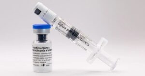 Frasco e seringa da vacina contra chikungunya desenvolvida pelo Butantan