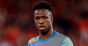 vini jr luta contra o racismo durante partida no Estádio da Luz pela Champions League